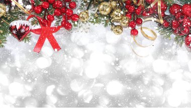 2021 yılınız kutlu olsun. Bokeh ışıkları, taşaklı dallar ve kar tanelerinde kurdeleler. Noel süslemeleri, kartpostal, sergi afişi, tatil promosyonu için ürün ayarı, metin için yer