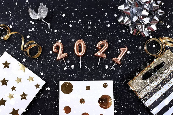 Mutlu yıllar 2021 kutlamaları. Noel süslemeleri, tebrik kartları, sergi afişleri, tatil reklamları için ürün özelleştirmesi, hediye çantaları, numaralar ve yaylar, düz yatış, üst görünüm