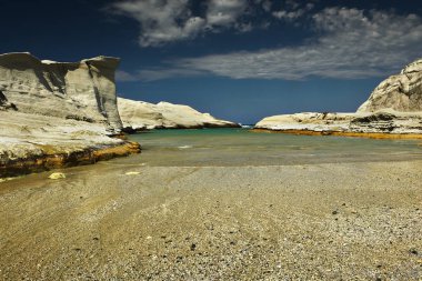 Sarakiniko güzel plaj, Milos Adası, bir bahar günü görünümünü