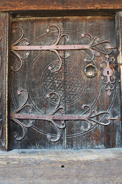 Old Wooden Door Carved Metal Handle Detail — Stock Photo, Image