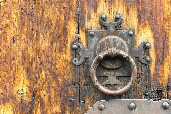 Детали Старой Деревянной Двери Металлическим Резным Шкафчиком — стоковое фото