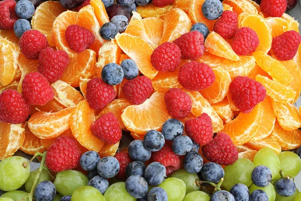 Φόντο Πολύχρωμα Φρούτα Φράουλες Σταφύλια Πορτοκάλια Και Βατόμουρα Φωτογραφία Αρχείου
