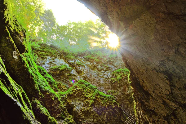 Wejście Scarisoara Cave Góry Zachodniorumuńskie — Zdjęcie stockowe