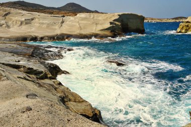 Milos island, Yunanistan, rüzgarlı bir günde Beach'de Sarakiniko görünümünü