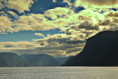 Norveç'te Sognefjorden görünümünde bir bulutlu yaz gün