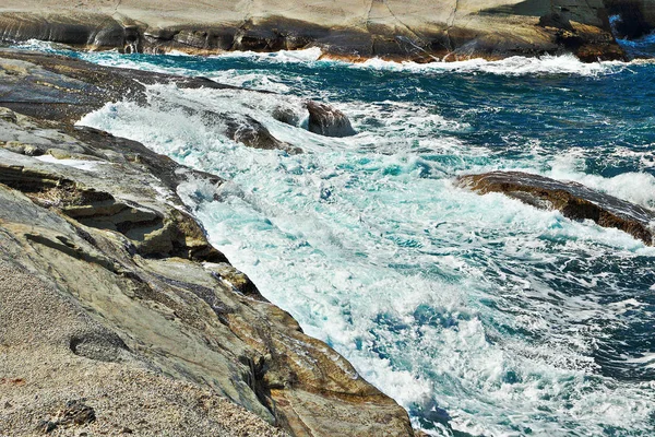 サラキニコ ビーチ ギリシャのミロス島で波風の強い春の日に撮影した画像 — ストック写真