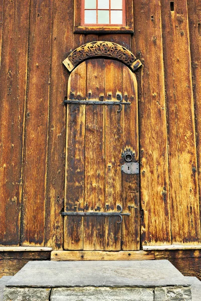 Closeup de entrada de igreja de madeira velha — Fotografia de Stock