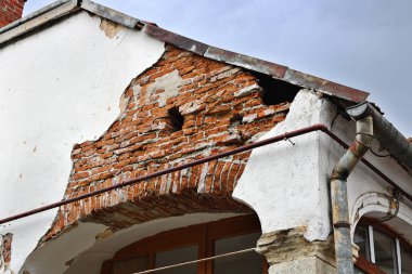 eski evde hasarlı alçı tabaka