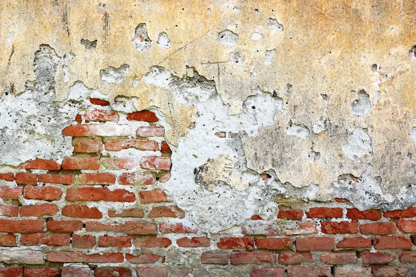 Capa de yeso agrietado en la pared de ladrillo — Foto de Stock