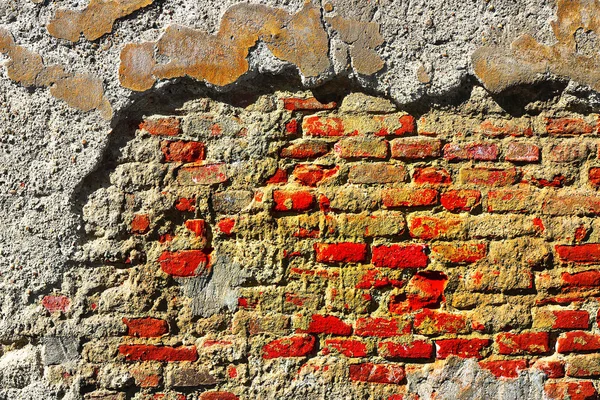 Cracked plaster on brick wall — Stock Photo, Image