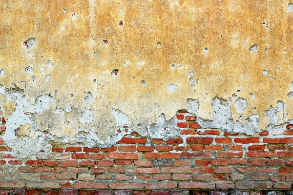 Rissige Putzschicht an altem Haus — Stockfoto