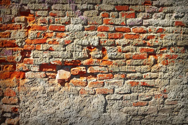 汚い損傷した古いレンガの壁 — ストック写真