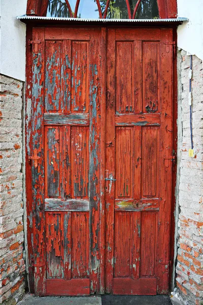 Eski hasarlı ahşap kapı — Stok fotoğraf