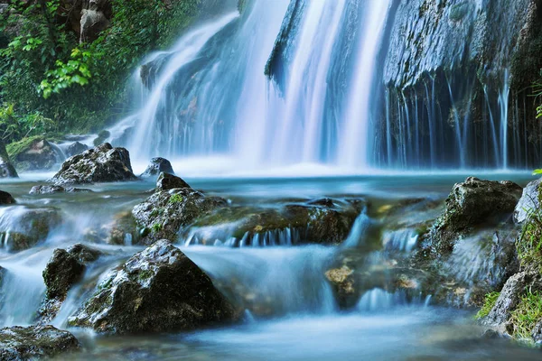 Вода, текущая по скалам — стоковое фото