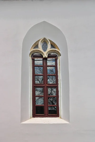Fönster av en gotisk kyrka — Stockfoto