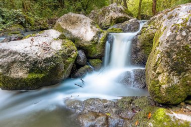 Güzel şelale, bereketli doğal manzara, Tureni vadisi, Apuseni ve Romanya ile çevrili, uzun bir kireçtaşı geçidinde ele geçirildi.