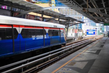 Bangkok-Tayland 20 Ekim 2018: Bts gökyüzü gün zamanında Nana istasyonda tren. 