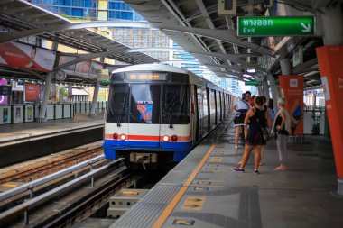 Bangkok-Tayland 20 Ekim 2018: Bts gökyüzü gün zamanında Nana istasyonda tren. 