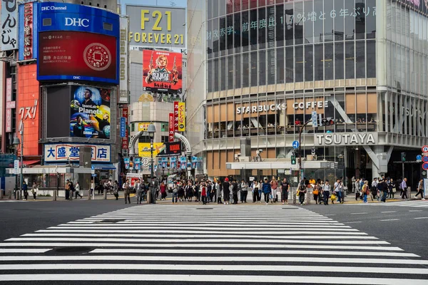 2018 渋谷の交差点 つの世界で最も使用される歩行者スクランブル渋谷ハチ公広場で — ストック写真