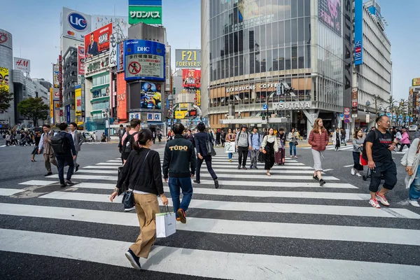 2018 渋谷の交差点 つの世界で最も使用される歩行者スクランブル渋谷ハチ公広場で — ストック写真