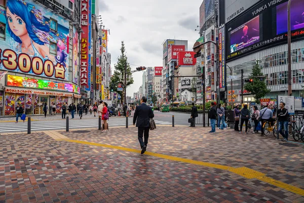 2018 東京都 街新宿町でシマウマ横断歩道に人をいっぱい押し込める 新宿はショッピングのため東京にある特別区です — ストック写真