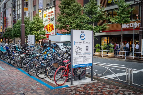 2018 は新宿町の通りの近くの自転車駐車場です 新宿はショッピングのため東京にある特別区です — ストック写真