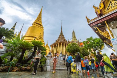 Bangkok, Tayland - 17 Nisan: Yağmurlu gün için Çinli turist Wat Phra Kaew Grand Palace Bangkok. 17 Nisan 2018 üzerinde Bangkok, Tayland.