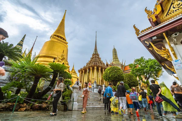 泰国曼谷 4月17日 中国游客在曼谷卧佛寺大皇宫雨天 2018年4月17日 泰国曼谷 — 图库照片