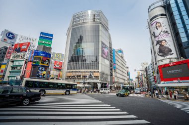 Shibuya, Tokyo, Japonya - 16 Ekim 2018: Shibuya Crossing, bir-in belgili tanımlık dünya en yaya karıştıran, Hachiko Meydanı Shibuya içinde kullanılan, 