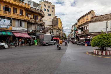 BANGKOK, THAILAND - 19 AĞUSTOS 2025: Song Wat yolu, Bangkok 'ta yeni bir turizm merkezi, eski bir şehrin cazibesini modern bir kafeyle harmanlıyor, hızla turistler arasında popüler oluyor..