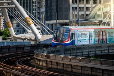 Bangkok, Tayland - 20 Nisan: BTS Skytrain öğleden sonra Chong Nonsi İstasyonu 'na giriyor. 20 Nisan 2025 'te Bangkok, Tayland.