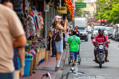 BANGKOK, THAILAND - 19 AĞUSTOS 2025: Song Wat yolu, Bangkok 'ta yeni bir turizm merkezi, eski bir şehrin cazibesini modern bir kafeyle harmanlıyor, hızla turistler arasında popüler oluyor..