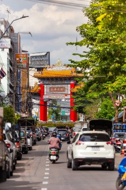 BANGKOK, THAILAND - 19 Ağustos 2025 Yaowarat Yolu 'na açılan ikonik kapı Thanon Song Wat' tan görüldü..
