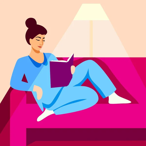 Een meisje in pyjama leest een boek op de bank. kleurenillustratie — Stockvector