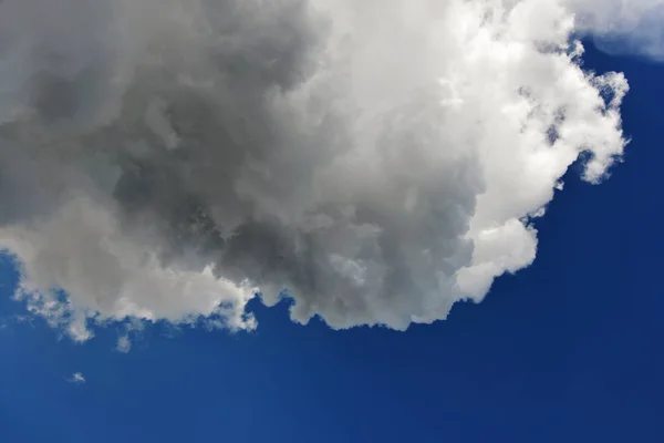 Грозова Хмара Блакитному Небі — стокове фото