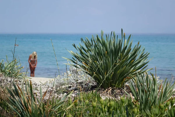 Mulher Uma Praia Verão Grego — Fotografia de Stock