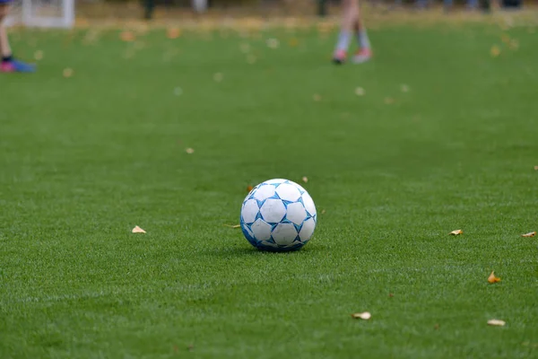 人工芝グラウンドでサッカー ボール — ストック写真
