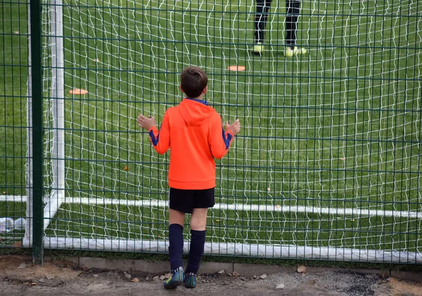 Unge Fotballspillere Støtter Laget Sitt – stockfoto