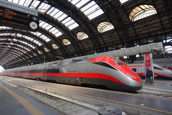Milan Talya Milano Merkez Stasyonu Demiryolu Yüksek Hızlı Trenler — Stok fotoğraf