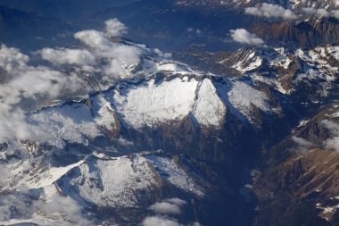 Baharda Alpler Dağları. Hava düzleminden havadan görünüm
