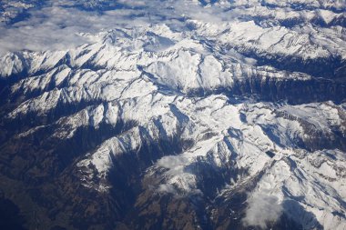 Baharda Alpler Dağları. Hava düzleminden havadan görünüm