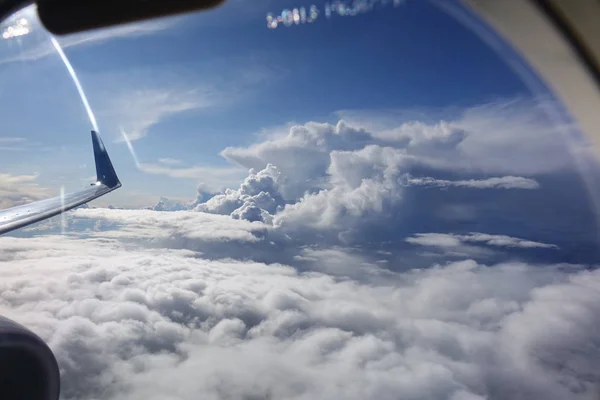 Volando Avión Través Nubes Tormenta — Foto de Stock