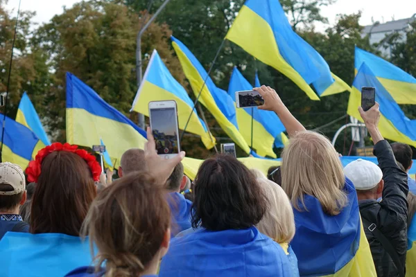 Pessoas Celebram Dia Bandeira Nacional Ucraniana — Fotografia de Stock
