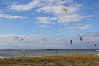 Azov Denizi 'nin göbeğinde uçurtma.