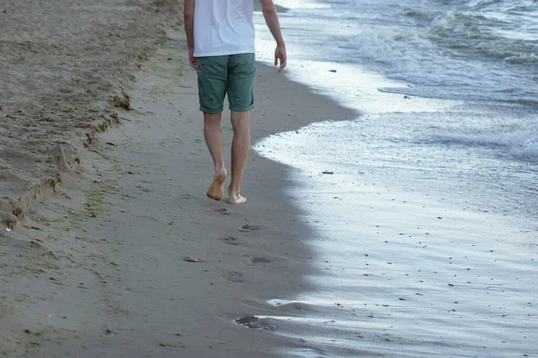 Młody Człowiek Odchodzi Wzdłuż Piaszczystej Plaży — Zdjęcie stockowe