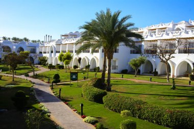 Sharm el-Sheikh, Mısır - 14 Mart 2018. Bir yaz gününde mükemmel bir beyaz otel avlusu. Turizm, tatil ve lüks eğlence kavramı. Cyrene Grand otel konaklama