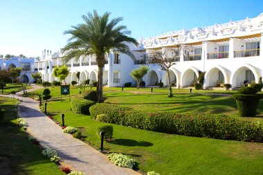 Sharm el-Sheikh, Mısır - 14 Mart 2018. Bir yaz gününde mükemmel bir beyaz otel avlusu. Turizm, tatil ve lüks eğlence kavramı. Cyrene Grand otel konaklama