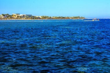 Sharm el-Sheikh, Mısır - 14 Mart 2018. Bir yaz gününde mükemmel bir beyaz otel avlusu. Turizm, tatil ve lüks eğlence kavramı. Cyrene Grand otel konaklama