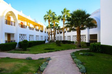 Sharm el-Sheikh, Mısır - 14 Mart 2018. Bir yaz gününde mükemmel bir beyaz otel avlusu. Turizm, tatil ve lüks eğlence kavramı. Cyrene Grand otel konaklama