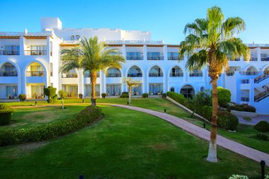 Sharm el-Sheikh, Mısır - 14 Mart 2018. Bir yaz gününde mükemmel bir beyaz otel avlusu. Turizm, tatil ve lüks eğlence kavramı. Cyrene Grand otel konaklama